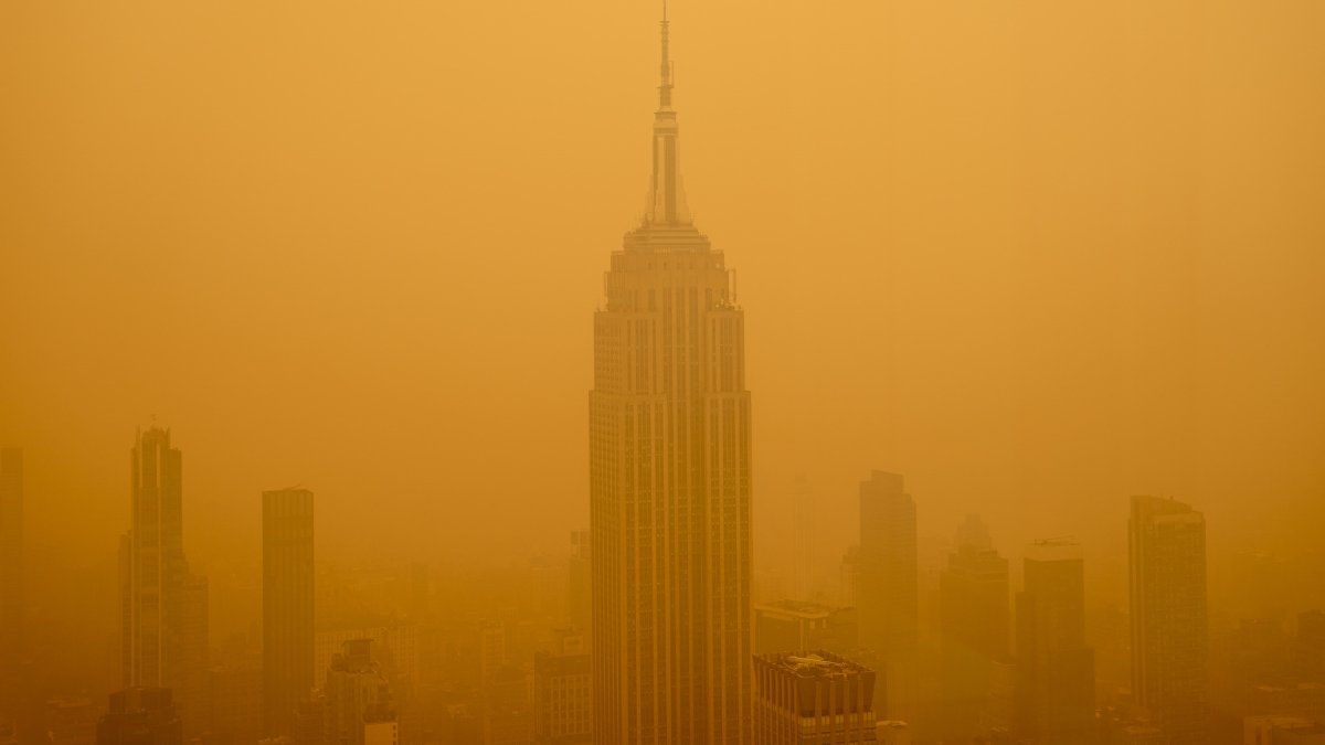 Some Delivery Workers Biked 50 Miles in the Thick of the NYC Wildfire Smog: 'It's an Ominous Feeling' – NBC 7 San Diego - Vimarsana News