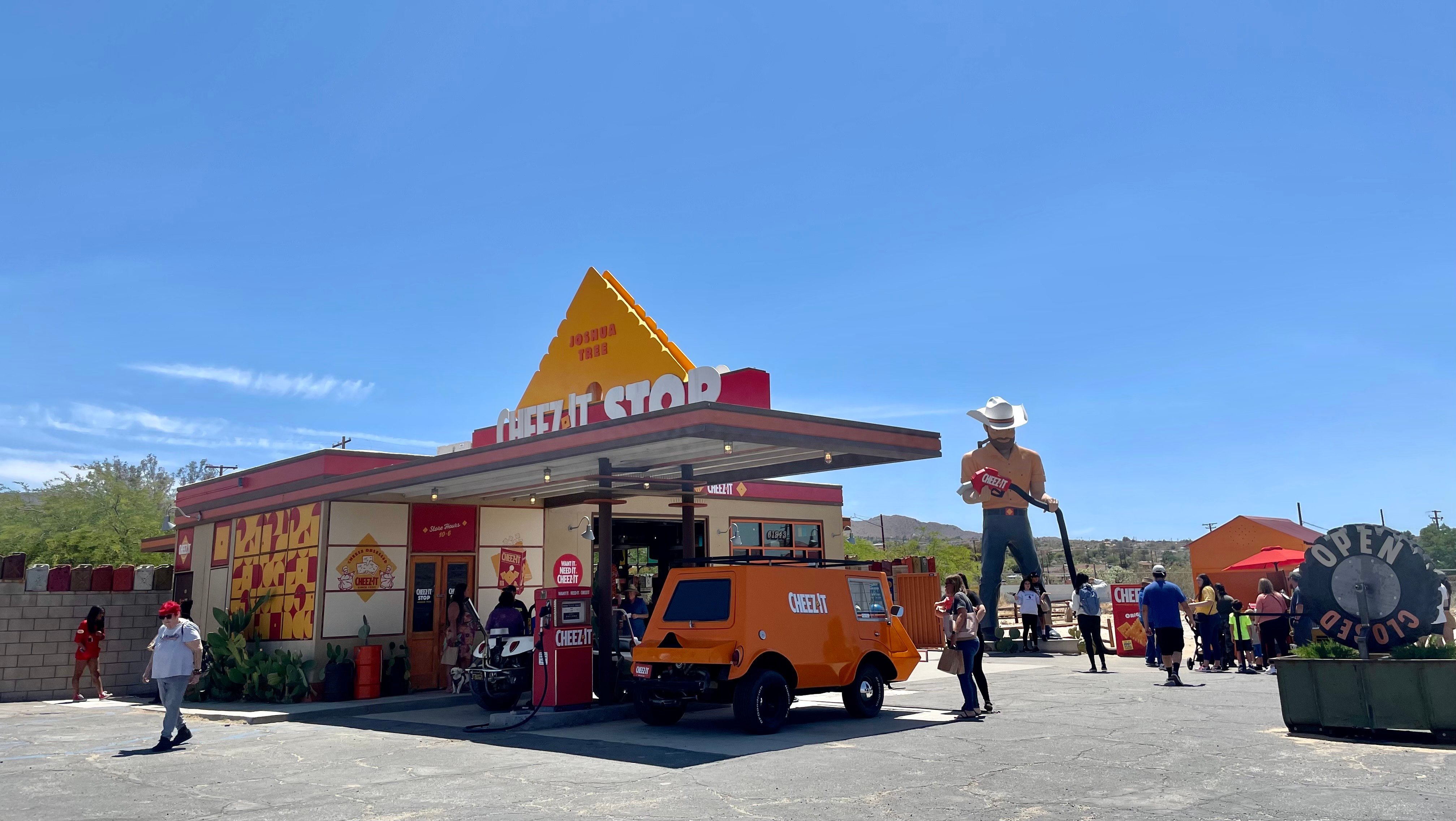Cheez-It Stop pops up in Joshua tree, pumps Cheez-It crackers from gas pump - Vimarsana News