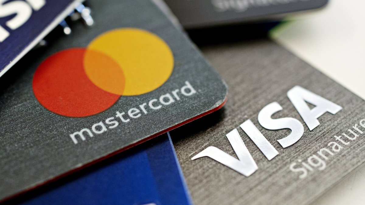 The fight over a bill targeting credit card fees pits payment companies against retailers - Vimarsana News