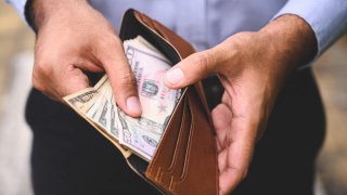 Paying in cash helps shoppers ‘forget’ guilty pleasures, Stanford research finds