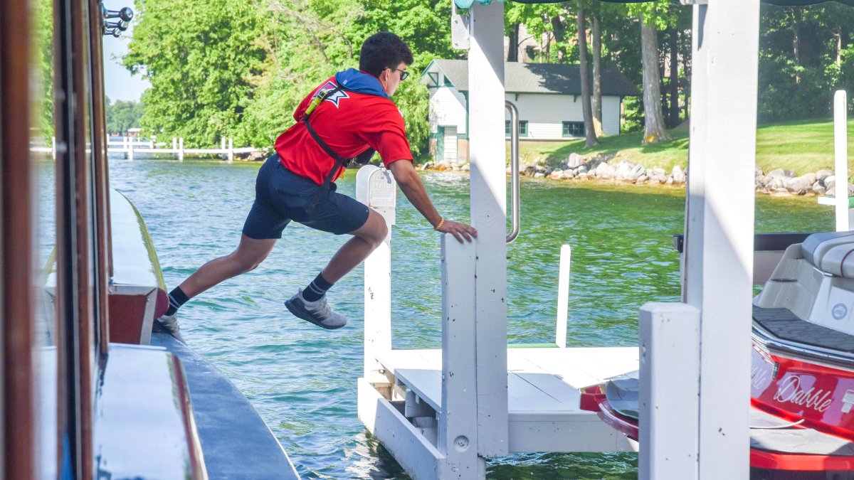 'The coolest summer job': These teens jump off a moving boat to deliver mail in Wisconsin – NBC 7 San Diego - Vimarsana News