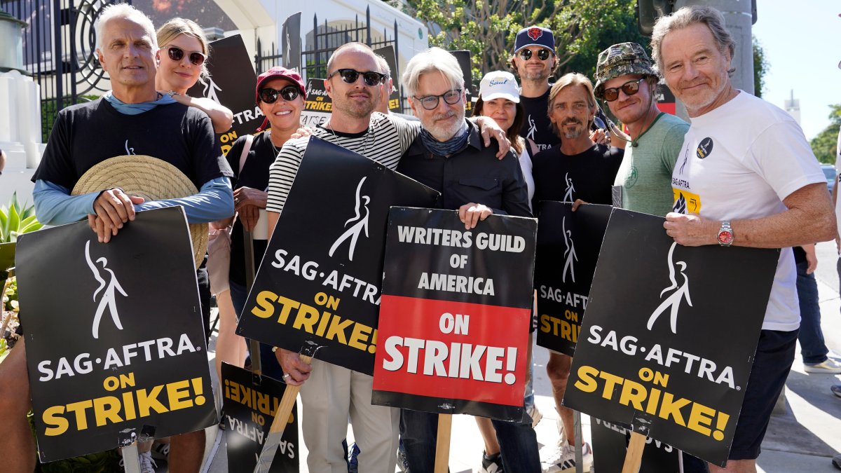 'Breaking Bad' stars join picket line to resume negotiations with actors – NBC 7 San Diego - Vimarsana News