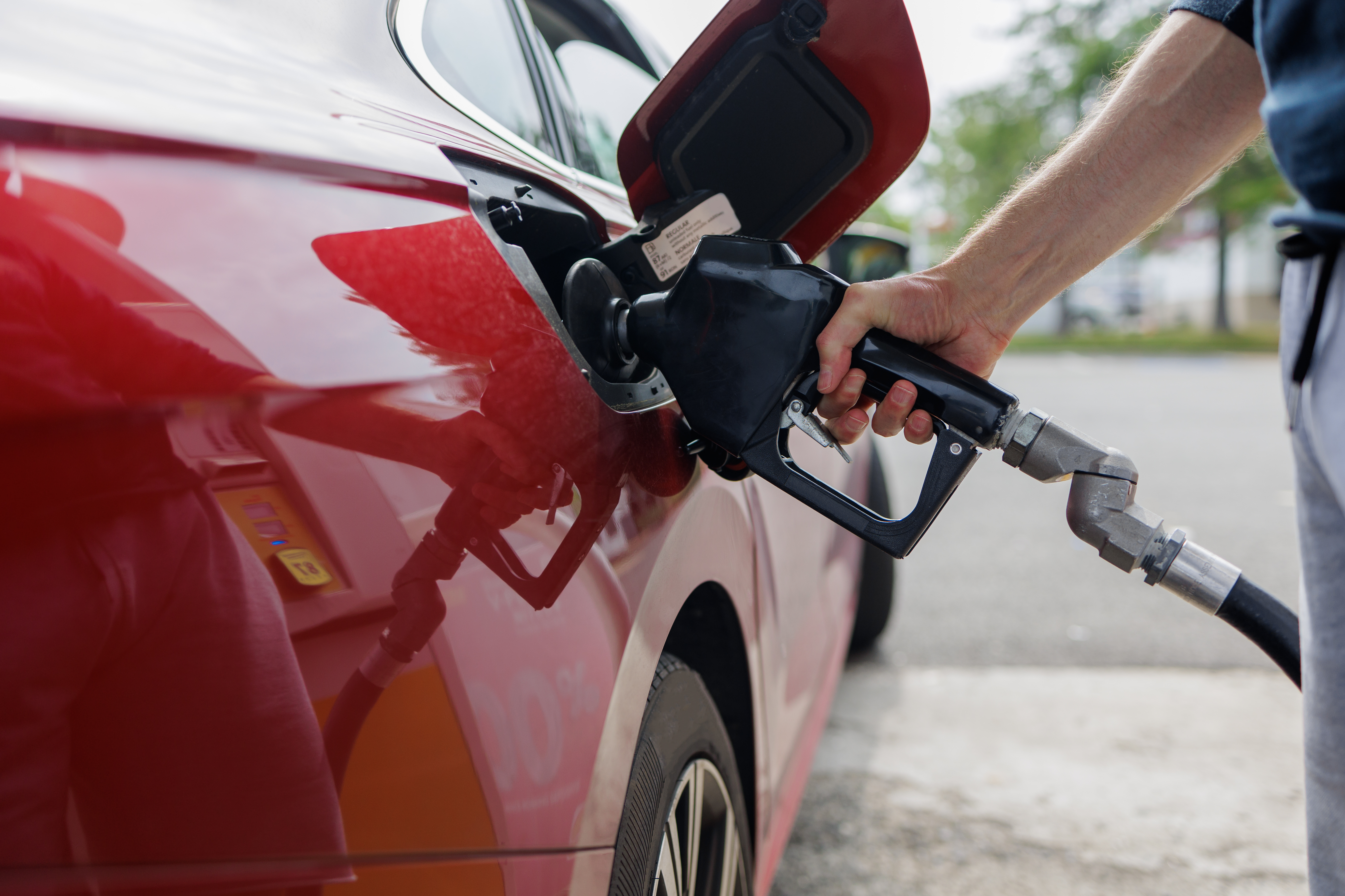 With holiday travel approaching, gas prices continue trending downward