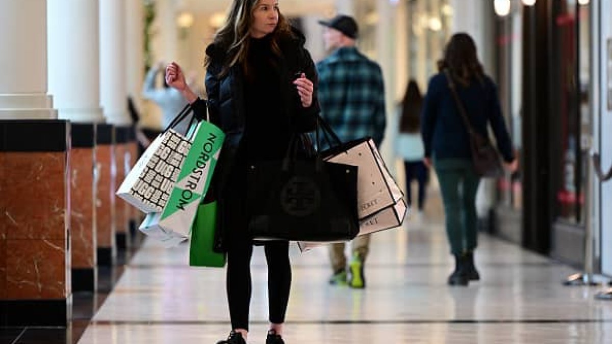 Holiday shoppers are getting an early jump on the season, but student loan payments weigh heavily - Vimarsana News