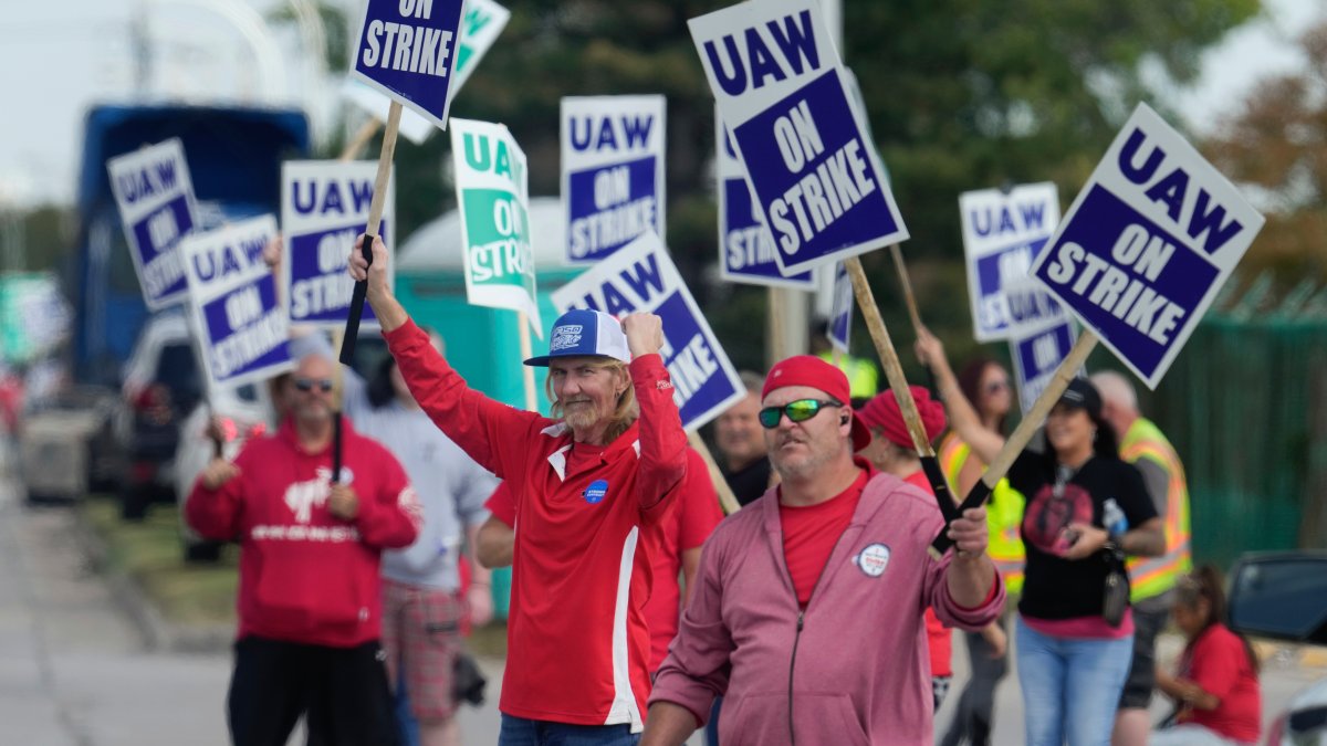 United Auto Workers strike put Biden's goals for labor and climate at odds – NBC 7 San Diego - Vimarsana News