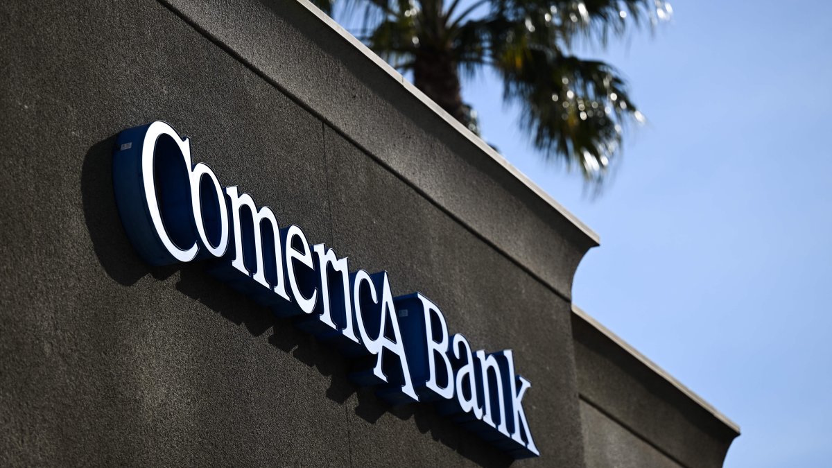 Regional bank shares slump as lenders warn of more pain from higher interest rates - Vimarsana News