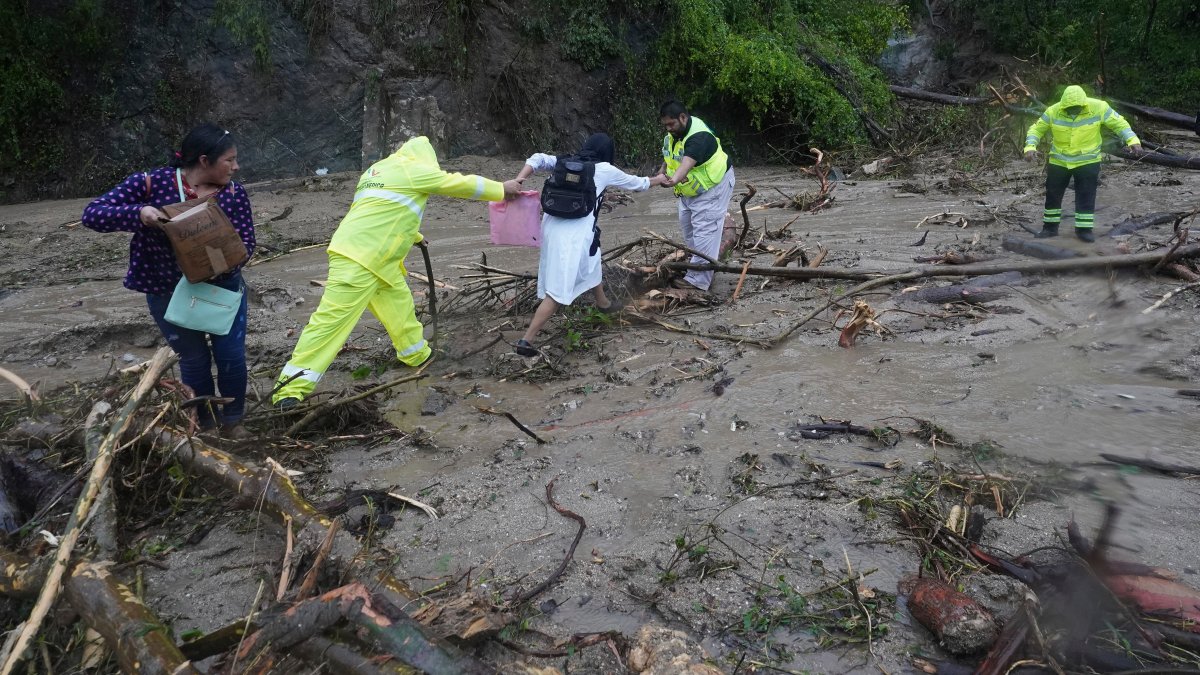 Hurricane Otis triggers landslides, massive floods in Mexico's Pacific coast – NBC 7 San Diego - Vimarsana News