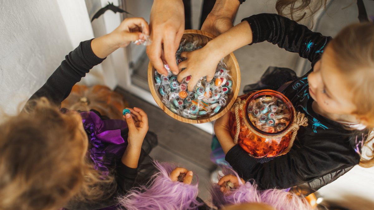 'Horrible parents': Mom and dad get shamed after sharing their Halloween candy tradition – NBC 7 San Diego - Vimarsana News