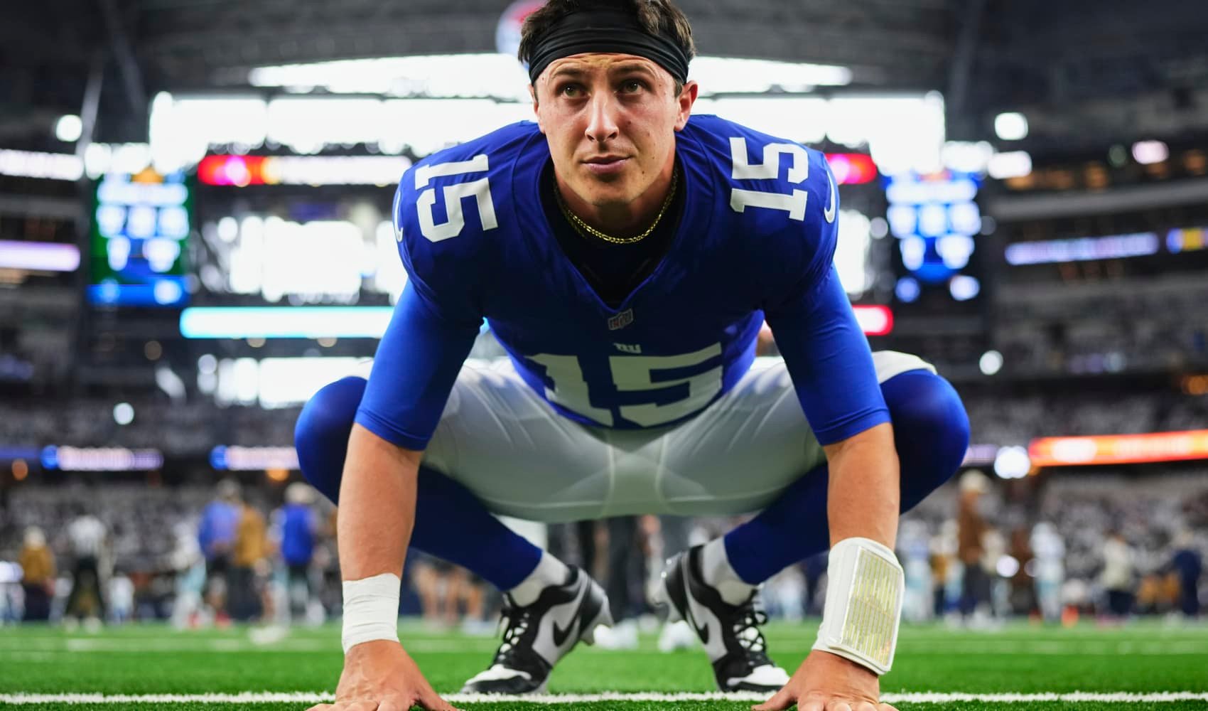 This 25-year-old NFL quarterback makes $44,000 per week and still lives with his parents - Vimarsana News