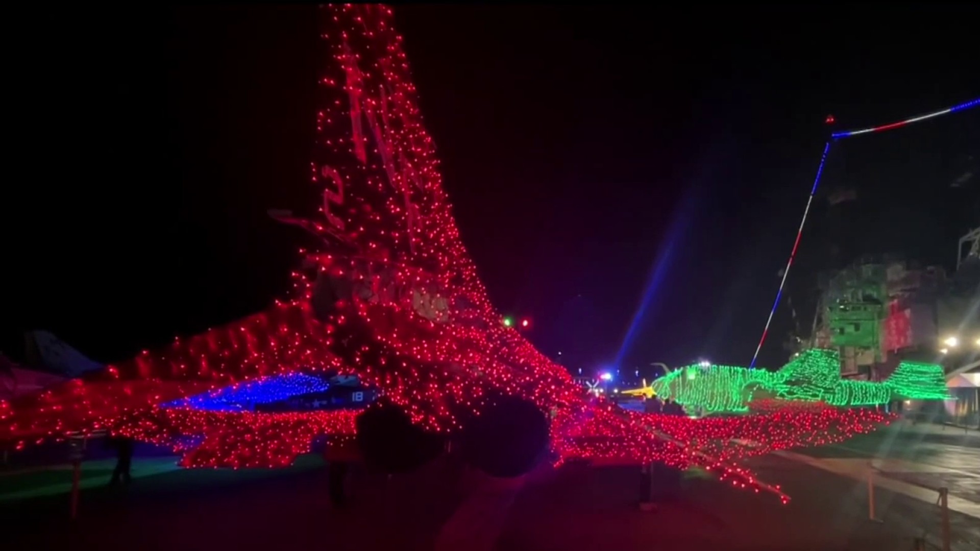 クリスマス 飾り |USS Midway Museum サンディエゴ、カリフォルニア、アメリカ ガラスボール クリスマスオーナメント 4インチ【並行輸 JINGLE JETS at the USS MIDWAY MUSEUM - NEW! Holiday \u0026 Christmas Lights in  San Diego