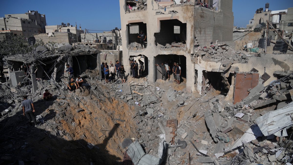 Families in Gaza live without fuel and supplies, forcing them to dig for the dead by hand – NBC 7 San Diego - Vimarsana News
