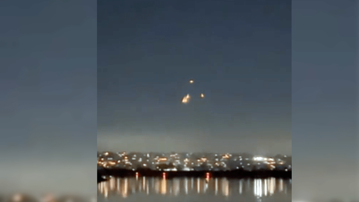 Bright lights in San Diego sky came from Navy parachute team, not UFOs ...