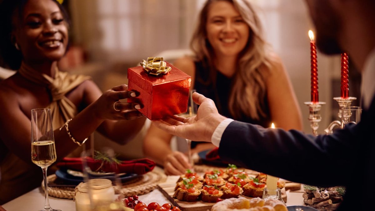 'You don't have to lie' when you receive a bad gift, says etiquette expert. Here's what to do – NBC 7 San Diego - Vimarsana News