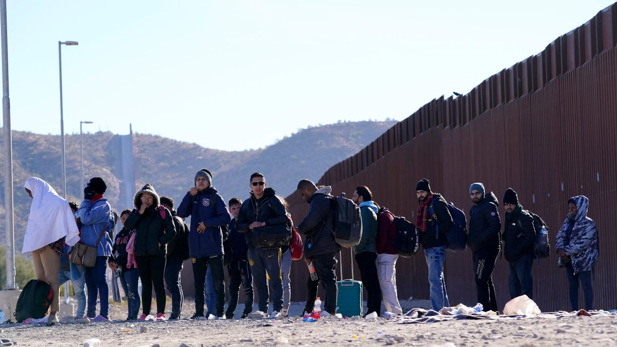 Border crossing in Arizona becomes overwhelmed with smugglers bringing migrants, US agents say – NBC 7 San Diego - Vimarsana News