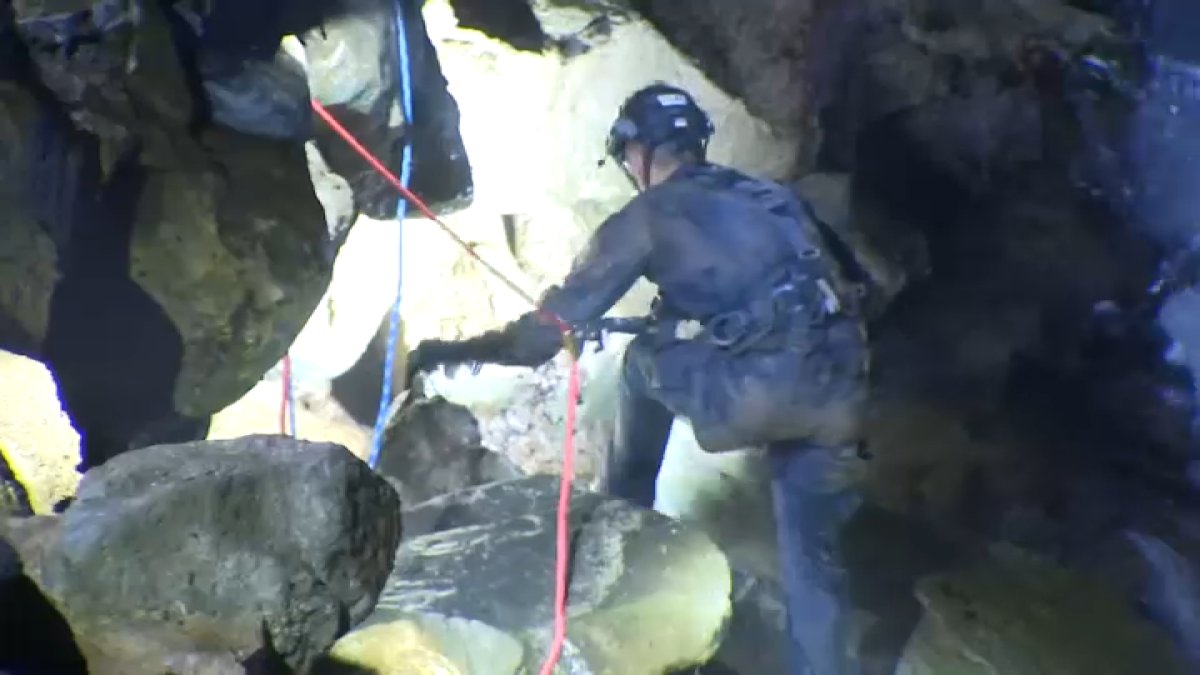 San Diego FD trying to free man stuck in hole on bluff in Ocean beach for hours – NBC 7 San Diego - Vimarsana News