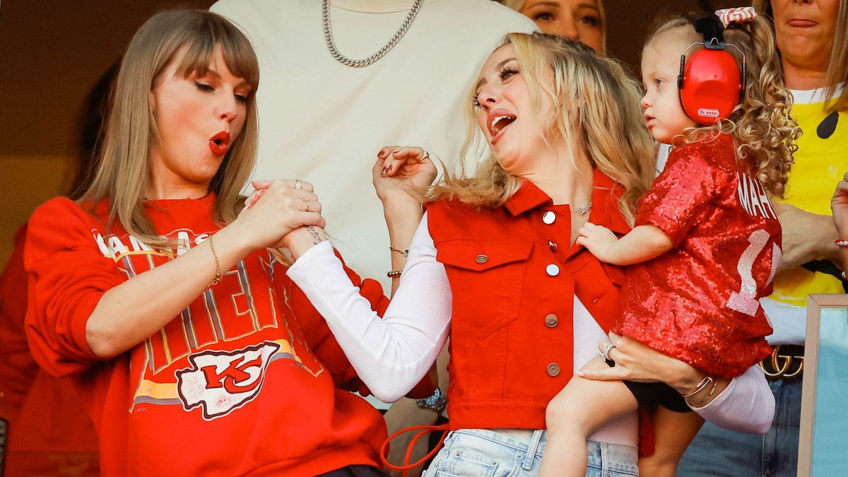 Taylor Swift and Brittany Mahomes twin in custom Chiefs jackets – NBC 7 San Diego - Vimarsana News