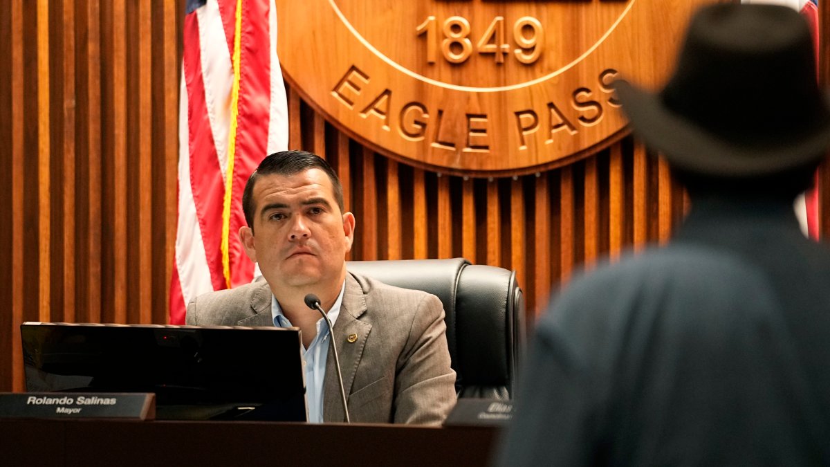 Mayor says Texas closed park without permission in border city where migrant crossings had climbed – NBC 7 San Diego - Vimarsana News