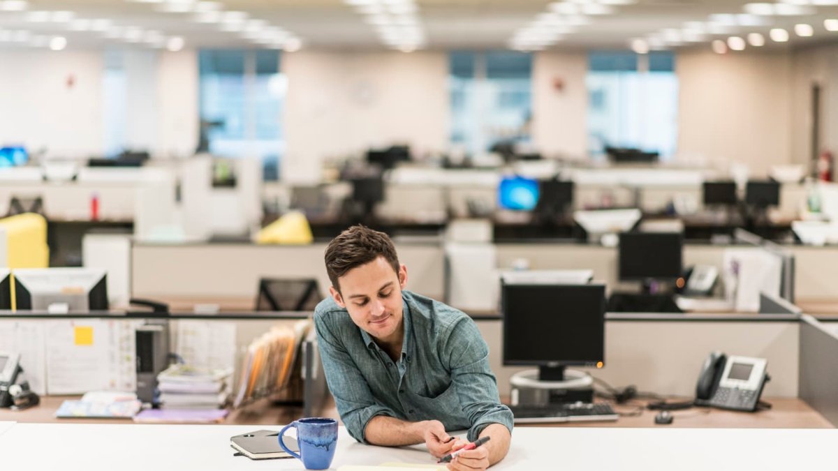 Remote workers who switch to in-office jobs are boosting their pay by as much as 30%, says new research - Vimarsana News