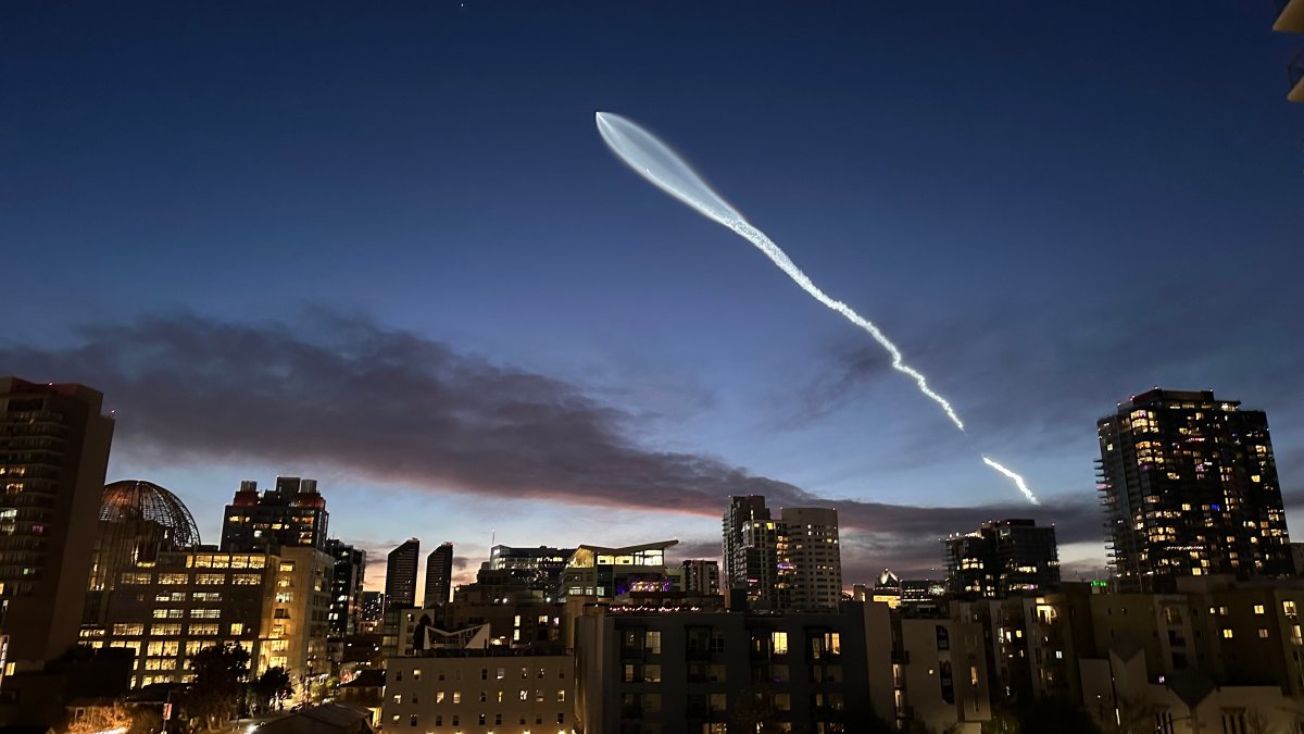 I residenti di San Diego osservano stupiti il ​​razzo SpaceX che abbaglia il cielo della SoCal – NBC 7 San Diego