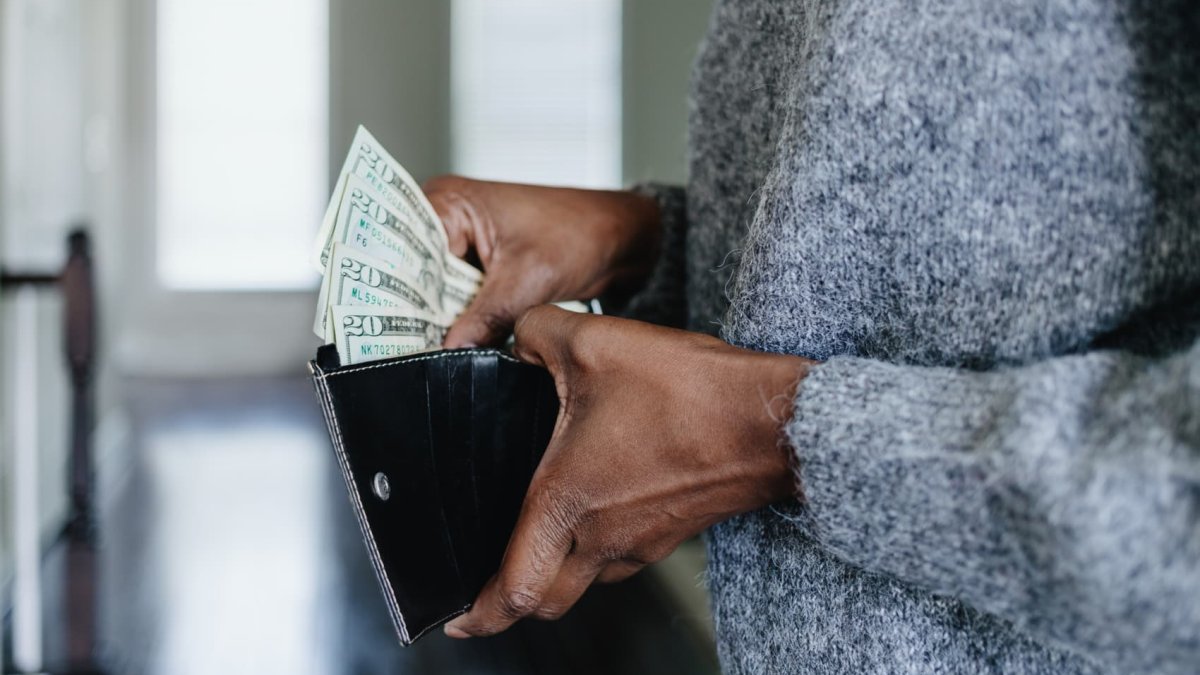 Worker pay rose more than expected in Q1 in another sign of persistent