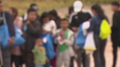 Large group of migrants, including children, cross US-Mexico border near San Ysidro