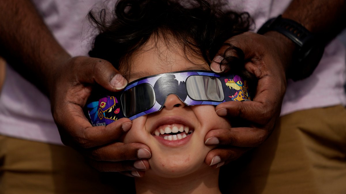 How to use apps to track, photograph the total solar eclipse – NBC 7 San Diego - Vimarsana News