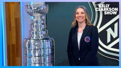 Kelly Clarkson meets NHL's first female Stanley Cup keeper