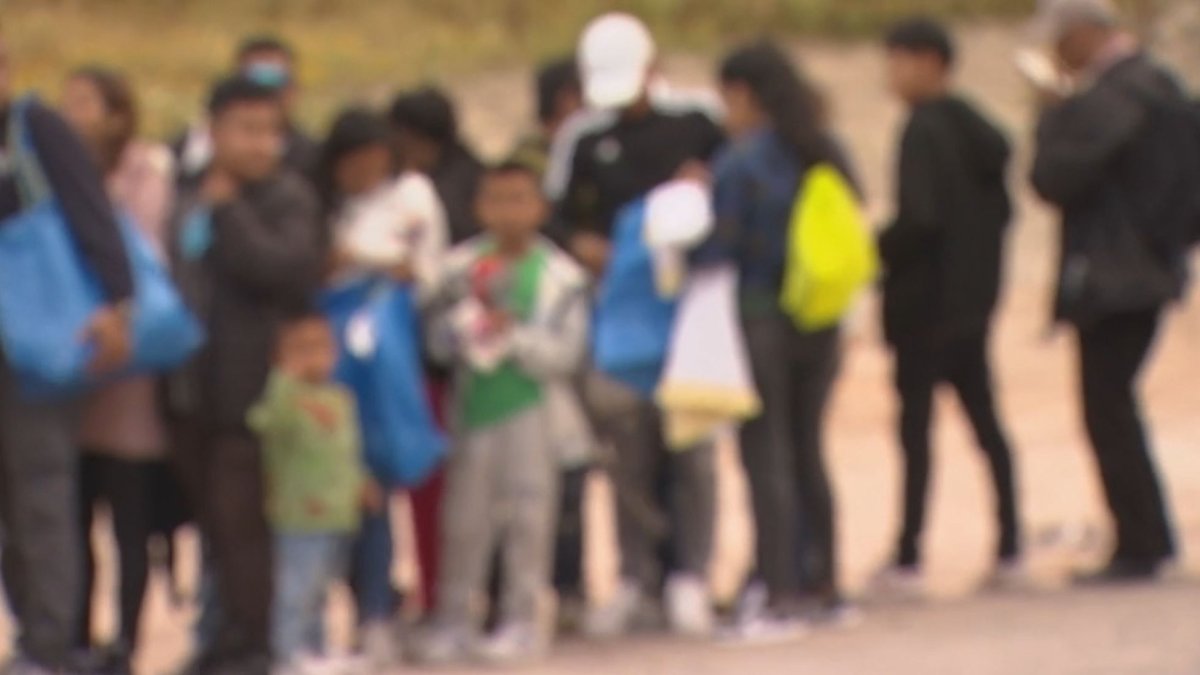 Gran grupo de migrantes, incluidos niños, cruza la frontera entre Estados Unidos y México cerca de San Ysidro – NBC 7 San Diego