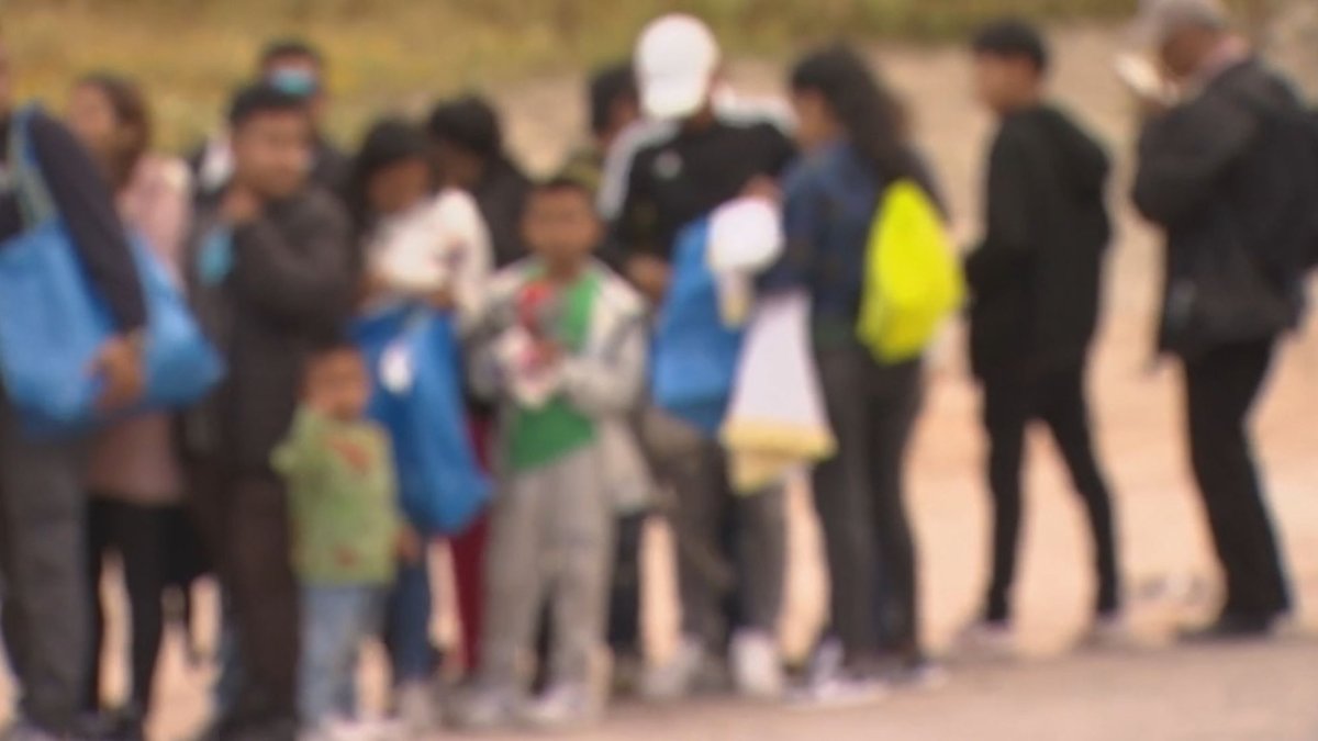 Gran grupo de migrantes, incluidos niños, cruza la frontera entre Estados Unidos y México cerca de San Ysidro – NBC 7 San Diego Gran grupo de migrantes, incluidos niños, cruza la frontera entre Estados Unidos y México cerca de San Ysidro – NBC 7 San Diego