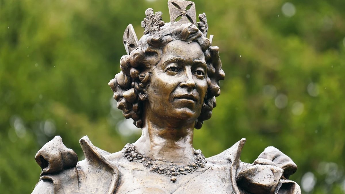 Queen Elizabeth statue with corgis unveiled on what would have been her ...