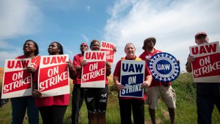 United Auto Workers (UAW) members and supporters on a picket line outside the ZF Chassis Systems plant in Tuscaloosa, Alabama, US, on Wednesday, Sept. 20, 2023.