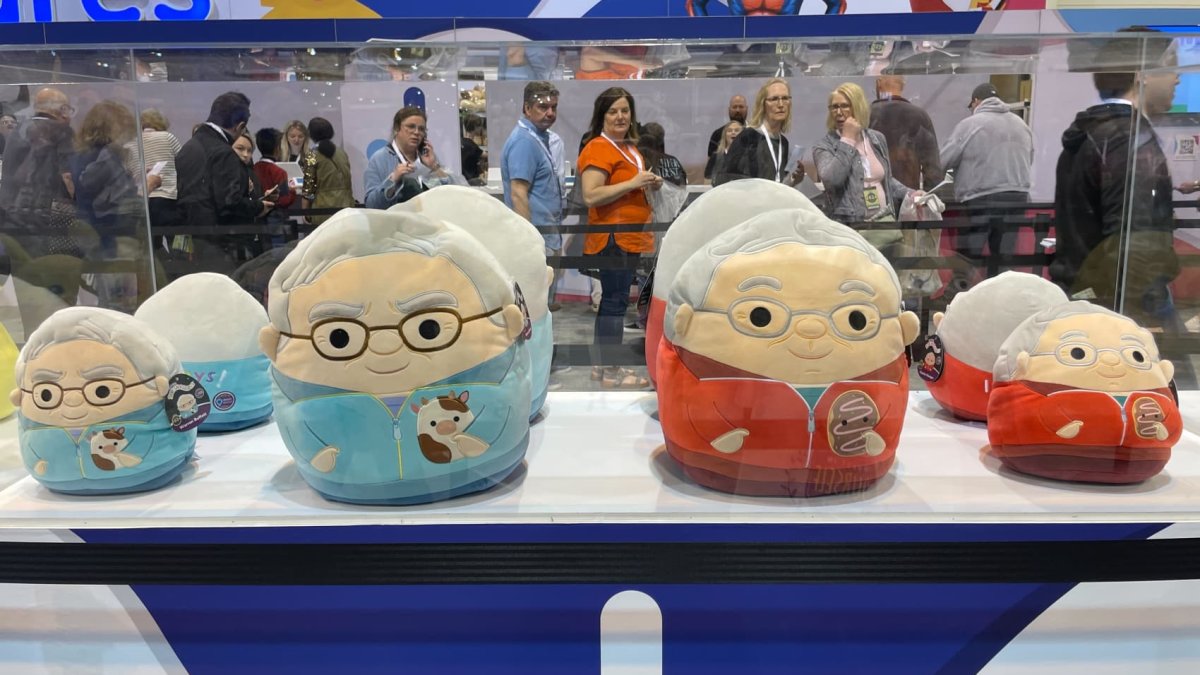Warren Buffett's shopping extravaganza kicks off with Squishmallows pit, 'Poor Charlie's Almanack' – NBC 7 San Diego - Vimarsana News