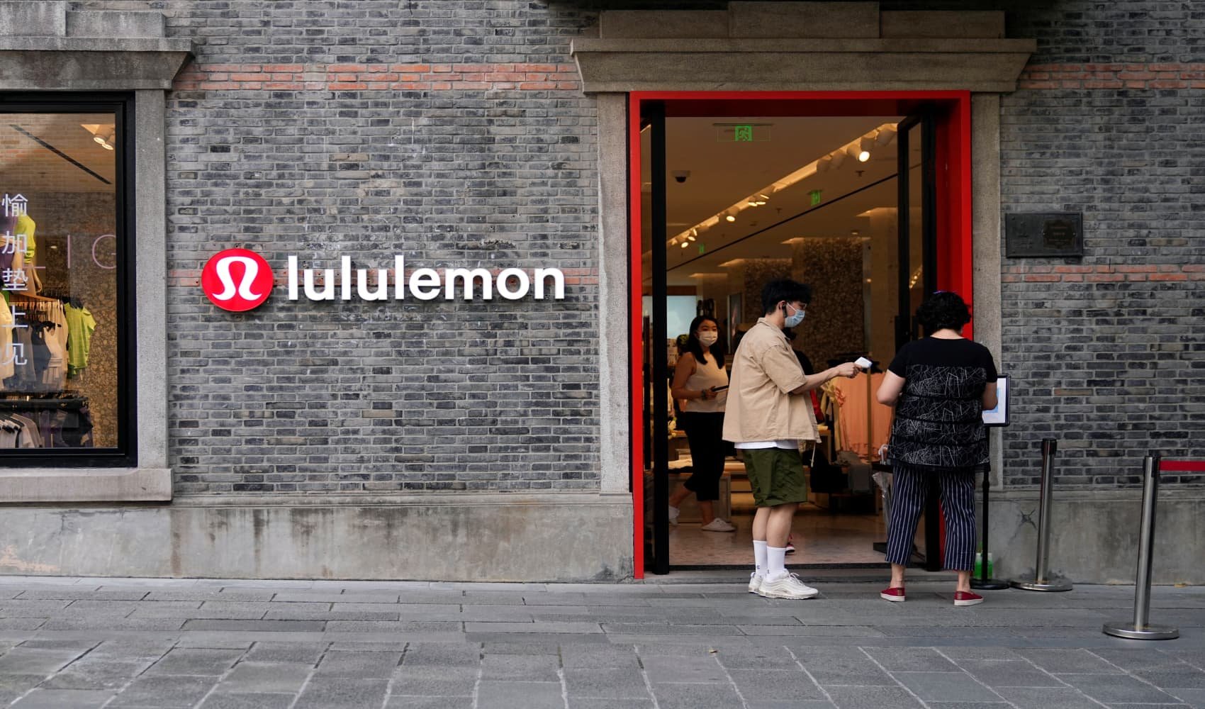 Lululemon shares pop 12% despite lackluster earnings report and guidance - Vimarsana News