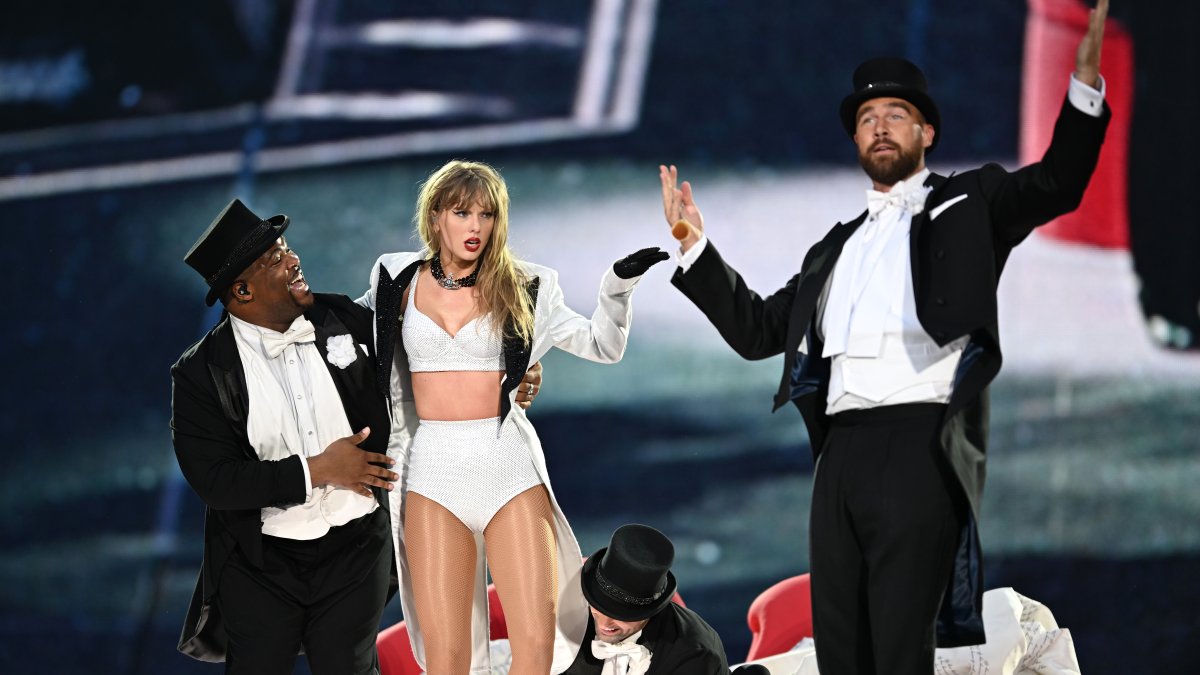 Travis Kelce joined by Julia Roberts at Taylor Swift’s Dublin Concert