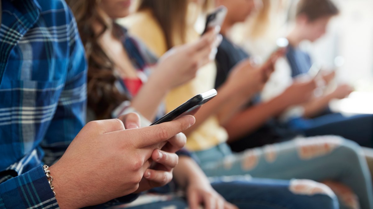 Los Angeles Unified School District taking steps to ban cell phones ...