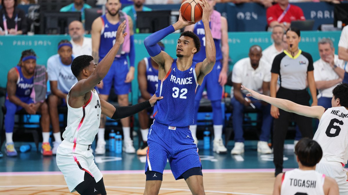 Victor Wembanyama towers over shortest Olympic basketball player NBC