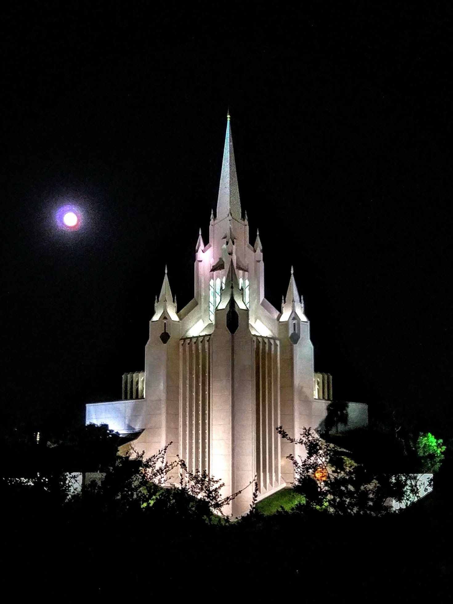 Blue supermoon over the San Diego Mormon Temple. Aug. 19, 2024. Credit: James Chacona.