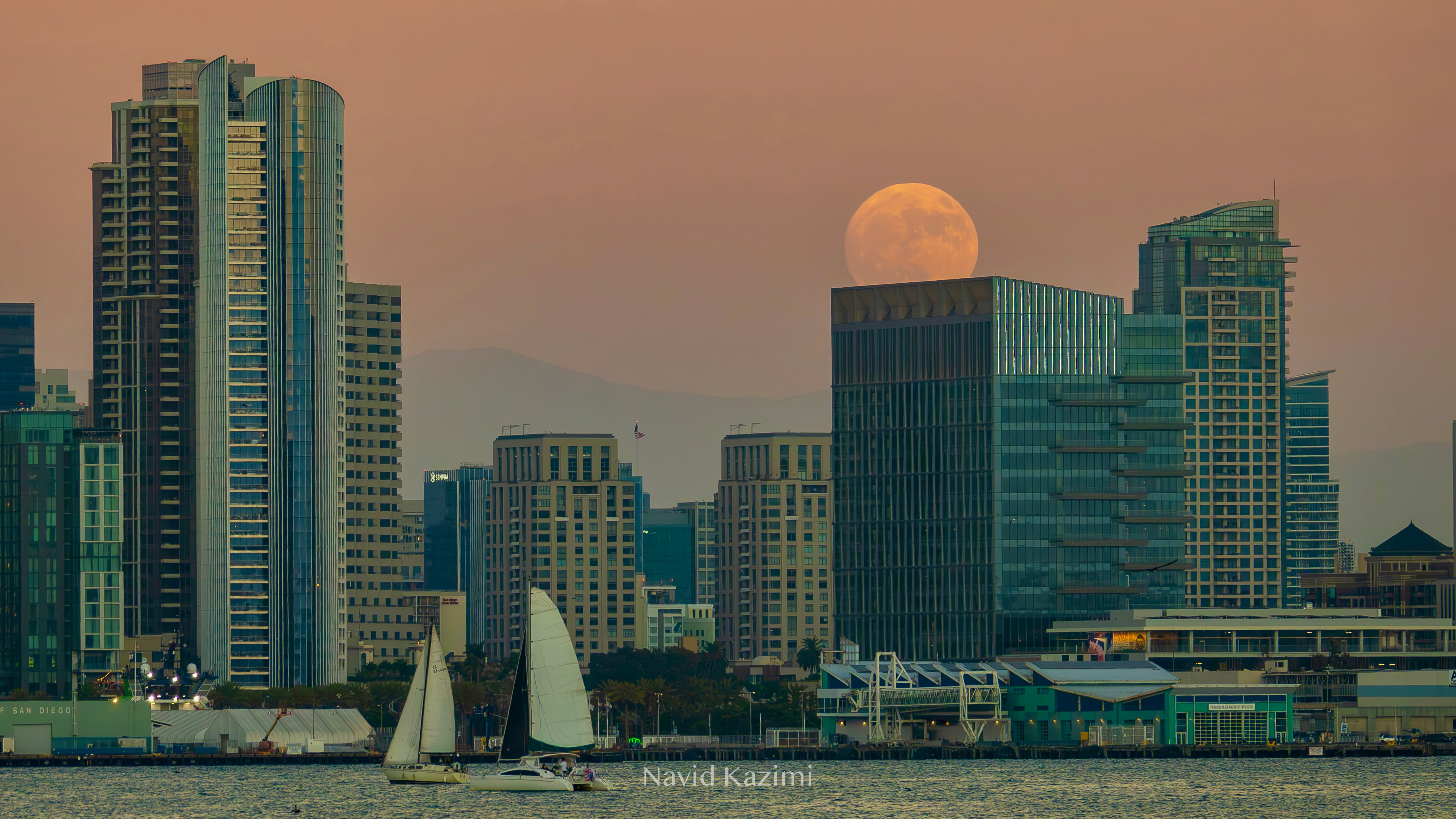 La superluna azul al orto el 18 de agosto 2024. Crédito Navid Kazimi.