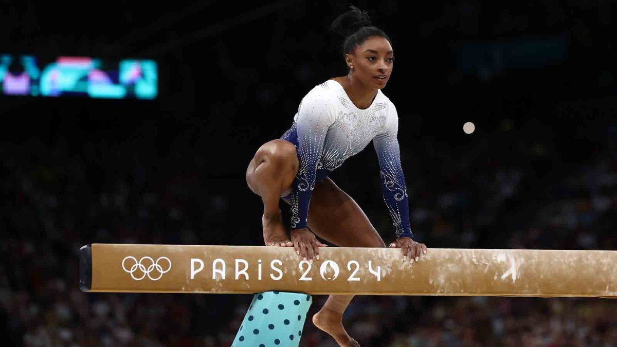 Simone Biles falls off beam during final routine at 2025 Olympics NBC