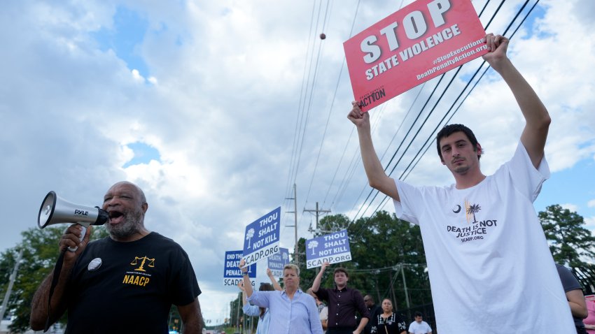 Jesse Motte, right, protests the planned execution of Freddie Eugene Owens