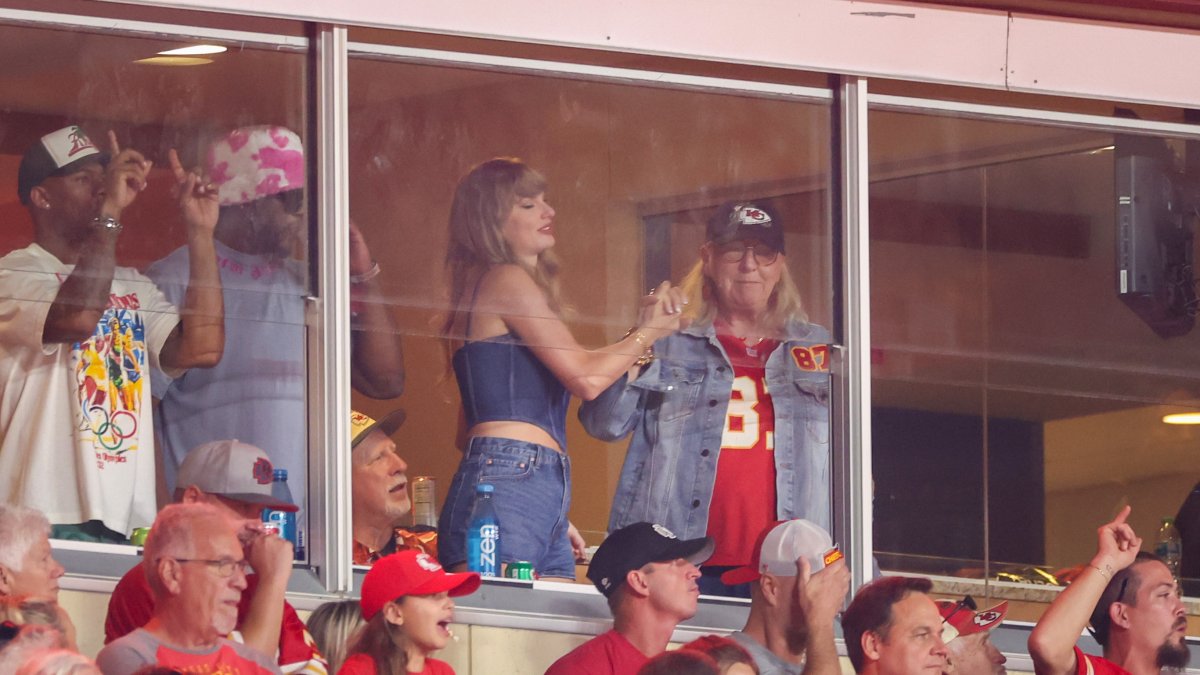 Donna Kelce has hat with tributes to Taylor Swift, Travis Kelce NBC 7