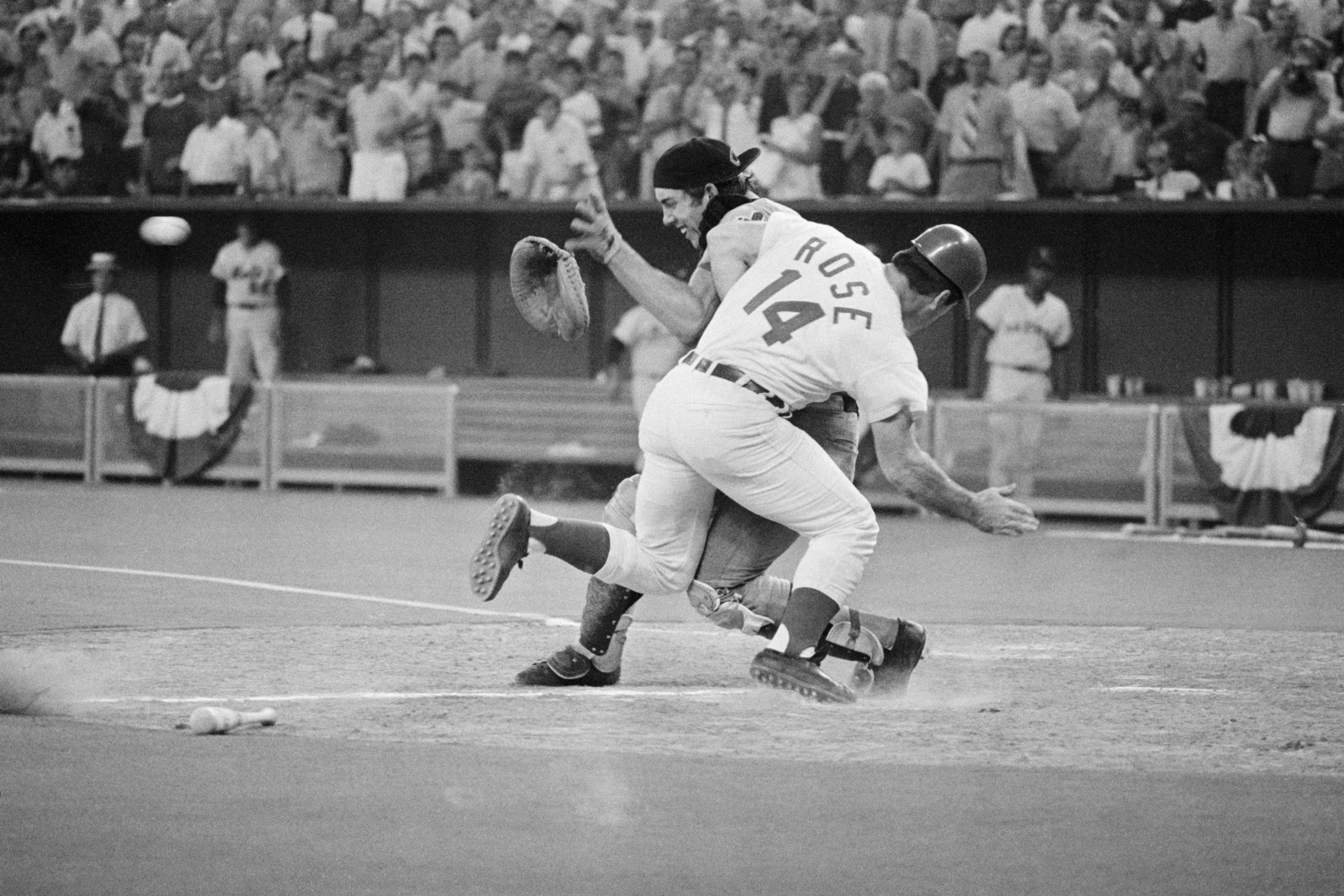 Cincinnati Reds' Pete Rose scores the winning run