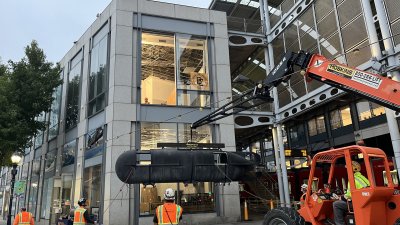 SDV hoisted into soon-to-be Navy SEAL Museum San Diego