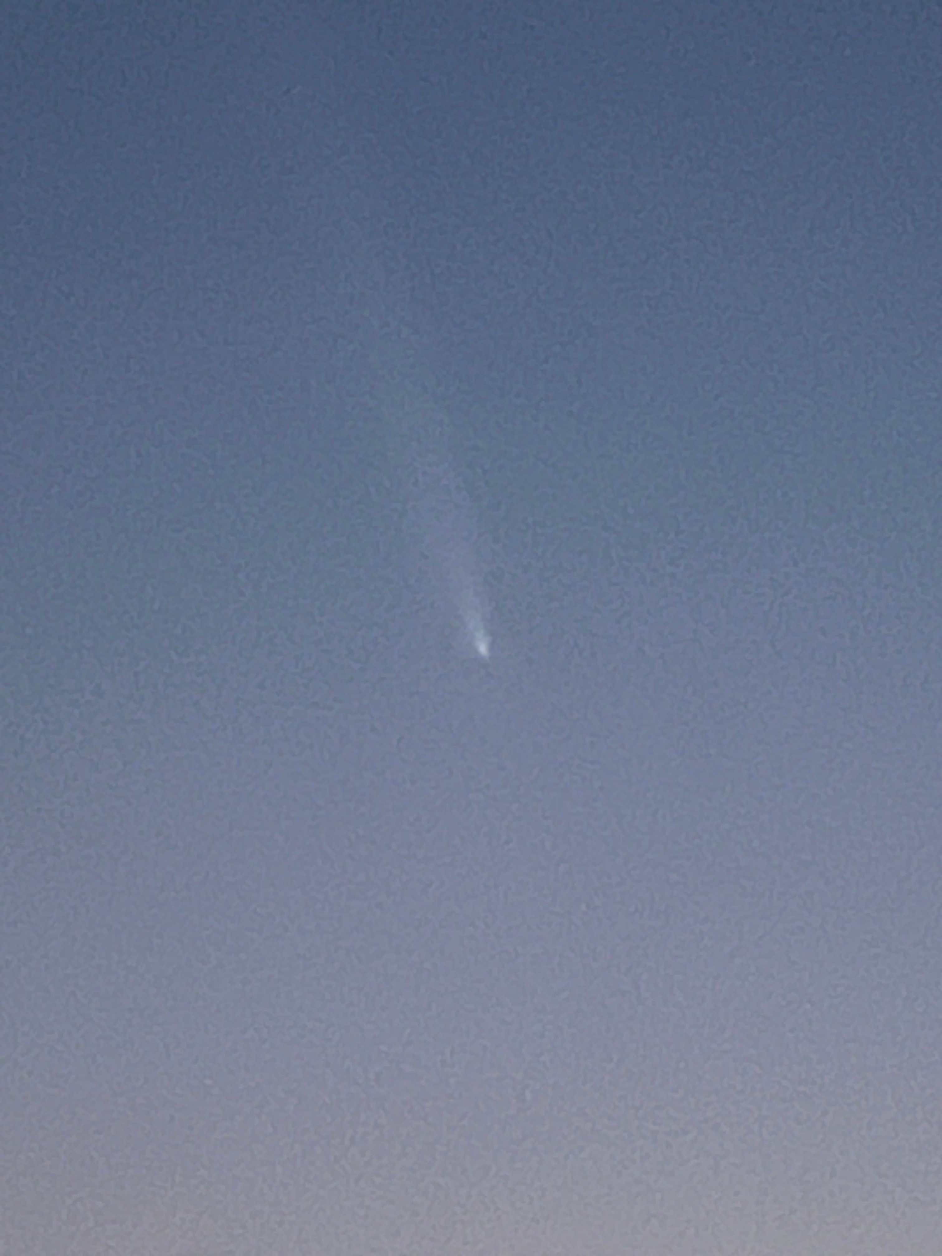 Comet on cellphone photograph taken 15 miles southwest of Cleburne, about<br />
30 minutes after sunset.<br />
Best regards,<br />
Jerry Webber<br />
Cleburne Tx