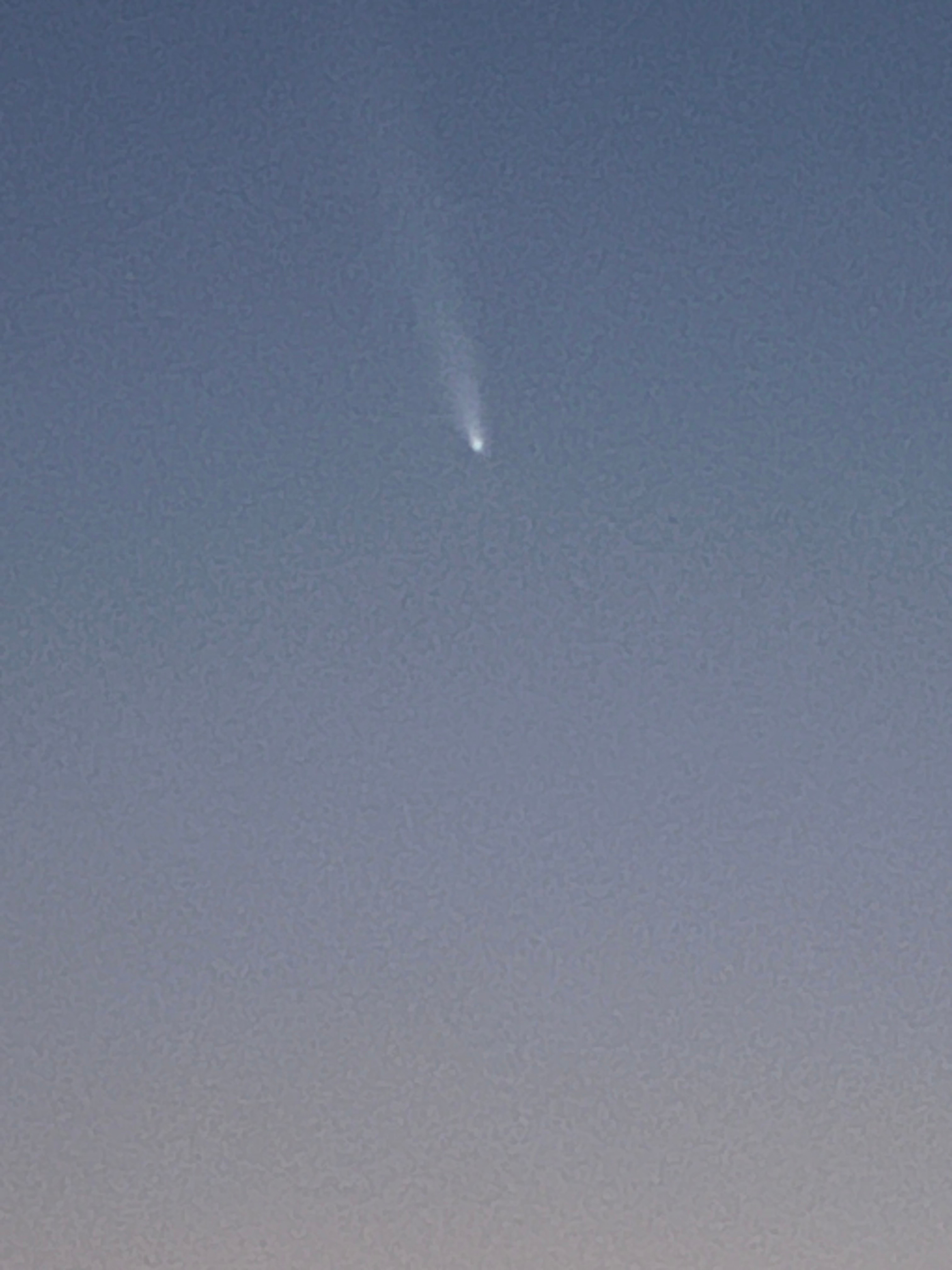 Comet on cellphone photograph taken 15 miles southwest of Cleburne, about<br />
30 minutes after sunset.<br />
Best regards,<br />
Jerry Webber<br />
Cleburne Tx