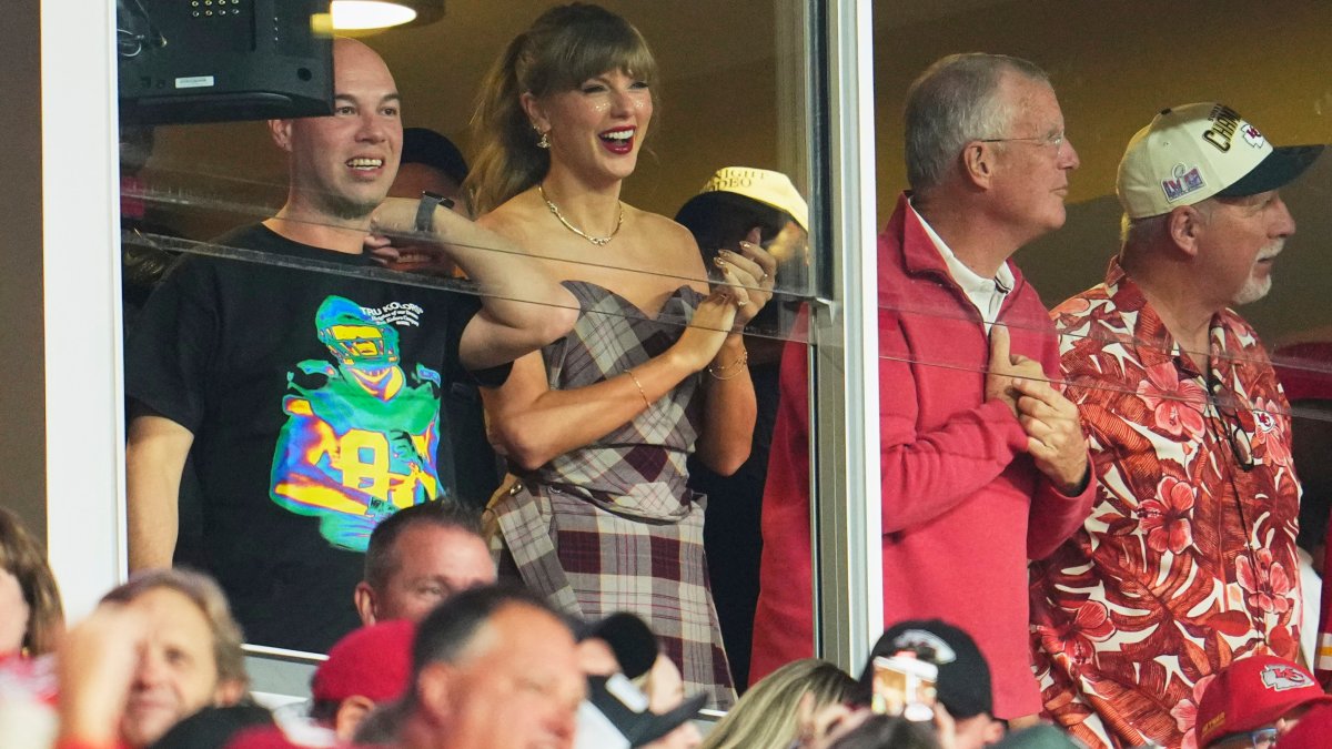 Jason Kelce reacts to Taylor Swift arrival at Travis Kelce’s NFL Game