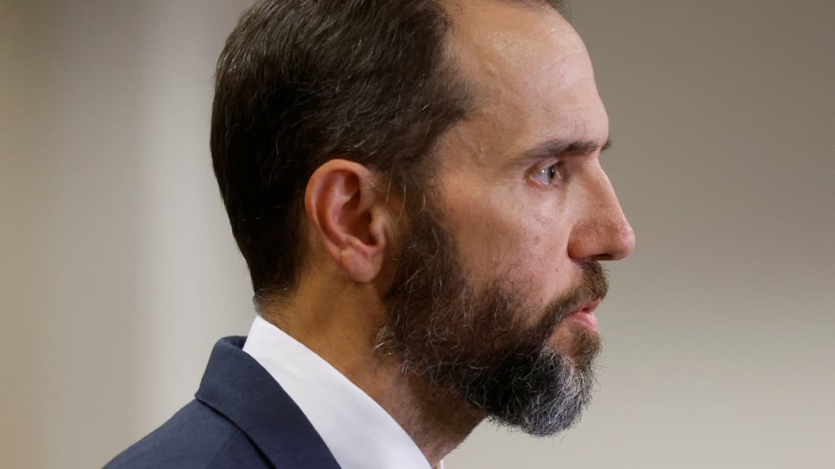 Special counsel Jack Smith seeks pause in Trump classified documents