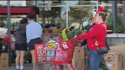 San Diegans shopping last-minute for Thanksgiving