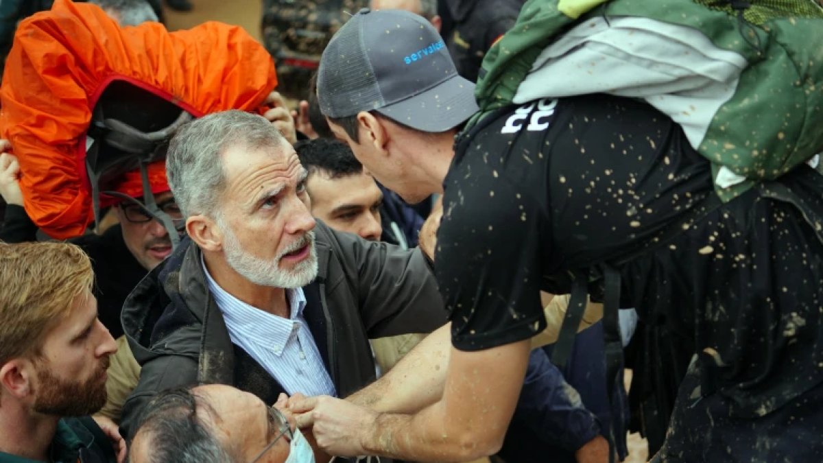 Crowds throw mud at Spanish king as he tours flood damage – NBC 7 San Diego