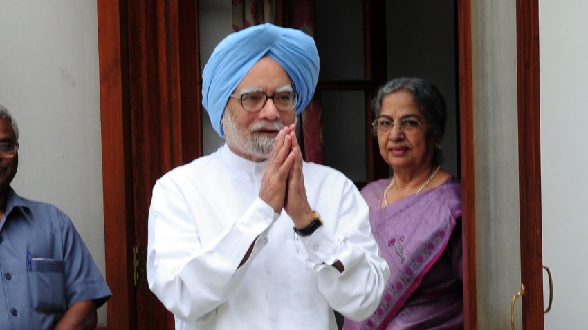 Former Indian Prime Minister Manmohan Singh arrives with his wife Gursharan Kaur for the launch of an online and application based membership drive of the Congress Party in New Delhi on March 30, 2015. 